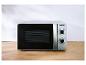 Micro-ondes SILVERCREST en acier inoxydable avec détails noirs et boutons rotatifs sur une table en bois.