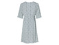 Une robe bleu clair à imprimé floral.
