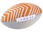 Ballon de rugby à rayures orange et blanches, base grise et lacets blancs.