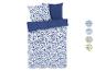 Parure de lit bleu et blanc à fleurs; motifs floraux et rayures.