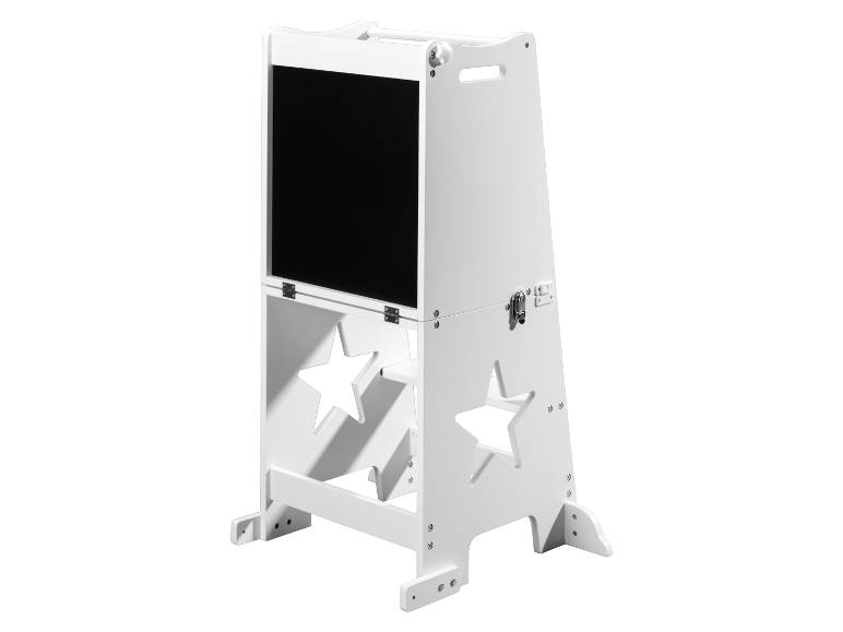 Chaise d'enfant blanche avec tableau noir.