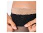 Main de femme ajustant des collants noirs avec une ceinture beige.