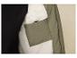Gros plan sur l'intérieur d'une veste verte avec doublure polaire.