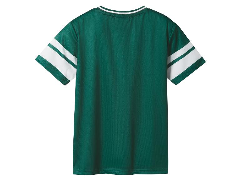 T-shirt vert avec des bandes blanches sur les manches.