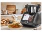 Un multicuiseur Monsieur Cuisine Smart avec des pâtes et du pain sur un comptoir.