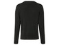 Un pull en maille noir à manches longues.