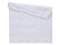 Couette blanche matelassée avec motif ondulé, partiellement pliée.