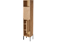 Armoire haute et étroite en bois clair avec étagères ouvertes et porte sur pieds noirs.