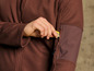 Gros plan sur une veste en polaire marron avec une fermeture éclair