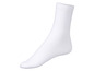 Une paire de chaussettes blanches.