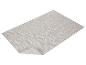 Tapis gris à motifs géométriques.