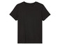 Un t-shirt noir à manches courtes.