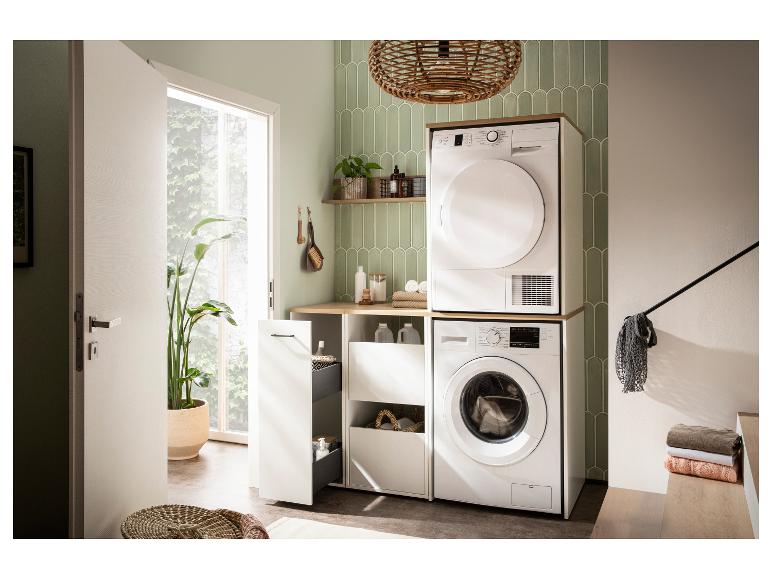 Buanderie moderne avec lave-linge, sèche-linge, armoires et étagères.