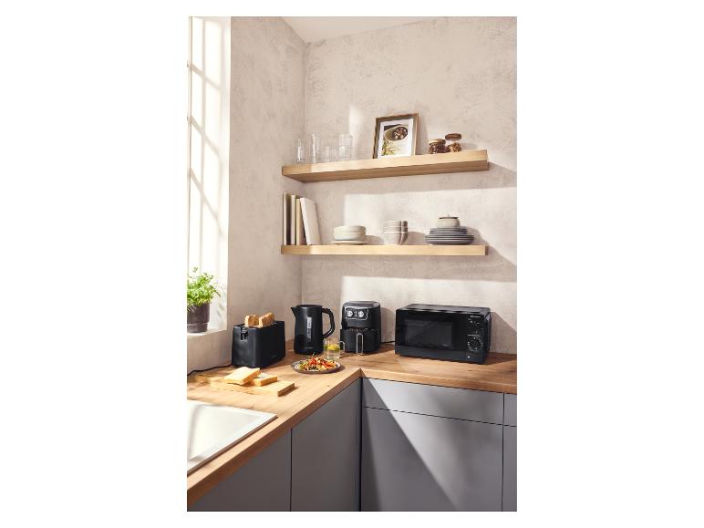 Four à micro-ondes noir SILVERCREST® sur un plan de travail de cuisine moderne.