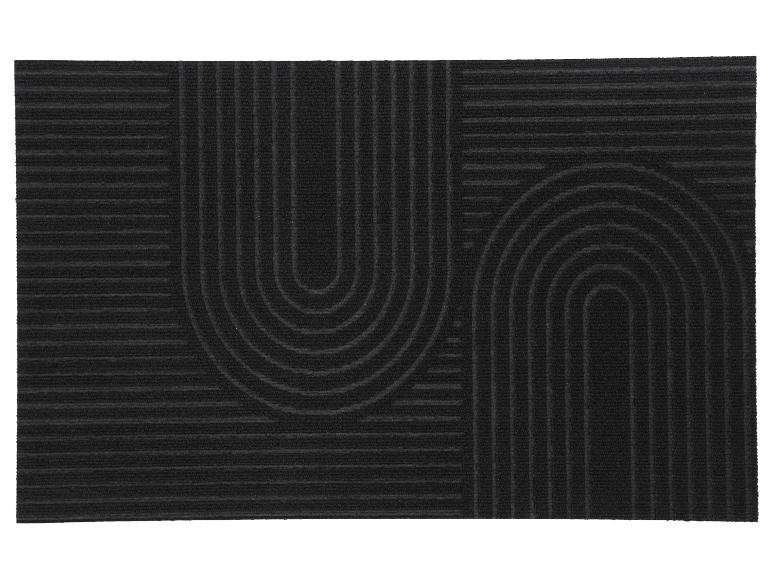 Tapis noir avec des motifs de lignes horizontales et courbes.