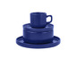 Une tasse bleue avec deux soucoupes