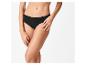 Femme en culotte de coton noire, les mains croisées sur les jambes.