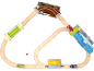 Circuit de train en bois avec ponts, tunnel et trois wagons colorés.