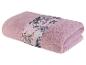 Une serviette rose avec un motif floral