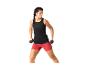 Femme en débardeur noir et short rouge, faisant de l'exercice avec des haltères.