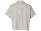 Une chemise à manches courtes de couleur gris clair.