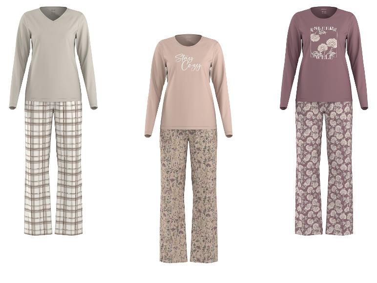 Trois ensembles de pyjamas: beige à carreaux, rose à fleurs et violet à fleurs.