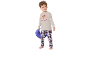 Garçon en pyjama avec l'inscription ' DEER CREW ' et pantalon à carreaux tenant un oreiller bleu.