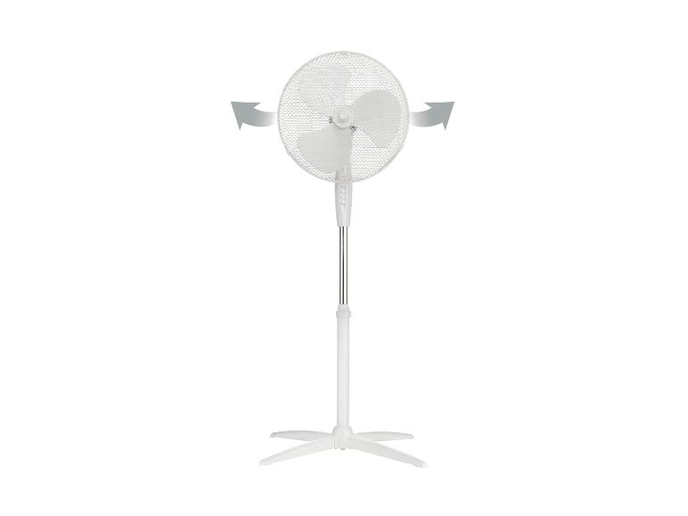 Ventilateur sur pied blanc avec fonction oscillante indiquée par des flèches.