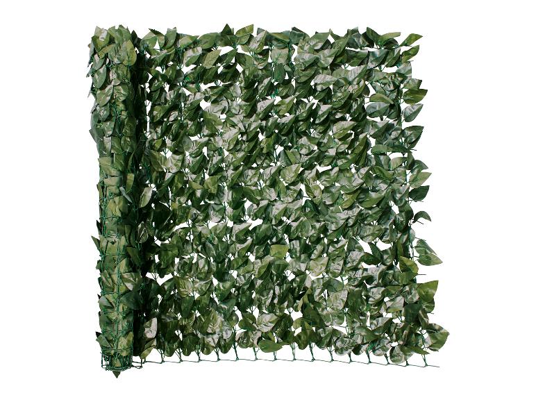 Clôture d'intimité artificielle à feuilles vertes sur fond blanc