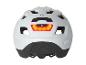 Un casque de vélo blanc avec un feu arrière intégré.