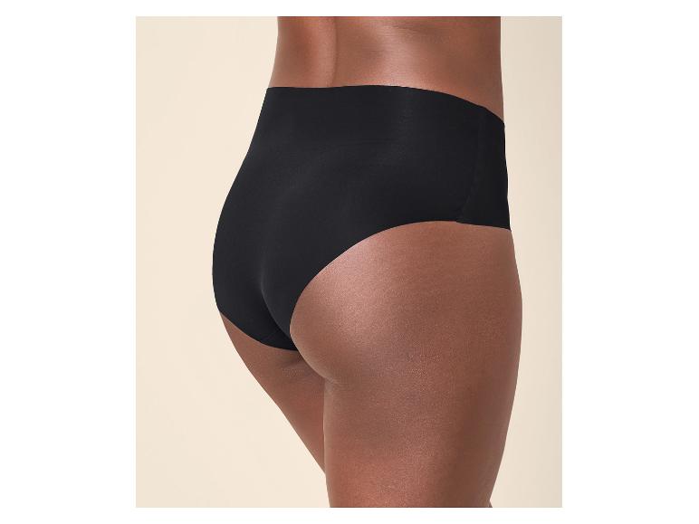 Dos d'une femme en culotte noire taille haute.