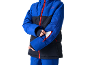 Veste de ski enfant bleue et noire avec fermeture éclair rouge, une main sortant une carte de la poche de la manche.