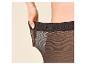 Femme tenant la ceinture élastique d'un collant noir.