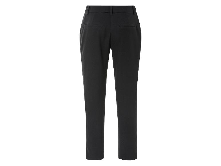 Pantalon noir à jambe droite.
