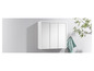 Une armoire de salle de bain blanche avec trois portes miroir.