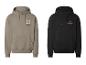 Deux sweats à capuche, un beige avec le numéro 23 et un noir avec un motif de basket.