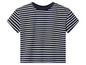 Un t-shirt rayé, bleu marine avec des rayures blanches.