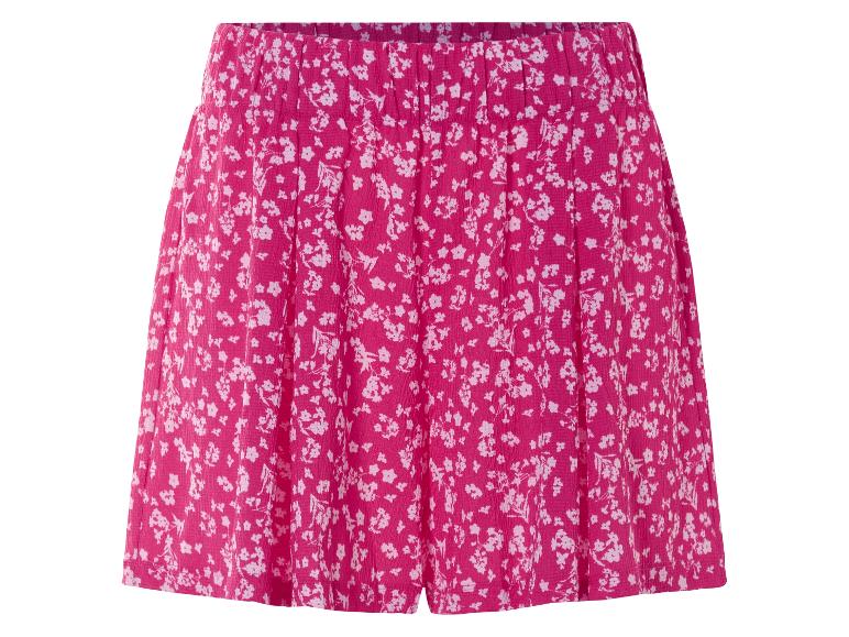 Shorts à fleurs roses à plis, style estival.