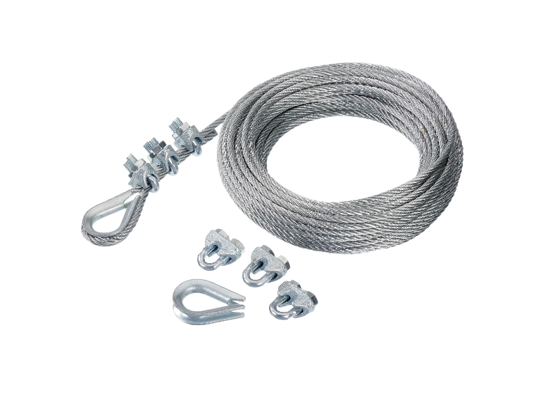 Un rouleau de câble d'acier avec des colliers et des manilles.
