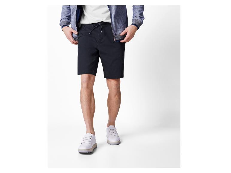 Shorts noirs et baskets blanches pour homme.