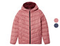 Une veste d'hiver rose à capuche.
