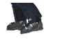 Jambes en pantalon de ski bleu marine et chaussures de ski noires