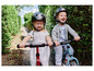 Deux enfants sur un draisienne et une trottinette Hudora.