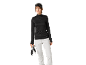 Femme en sous-vêtement de ski noir, pantalon de ski blanc et lunettes de ski, tenant des gants.