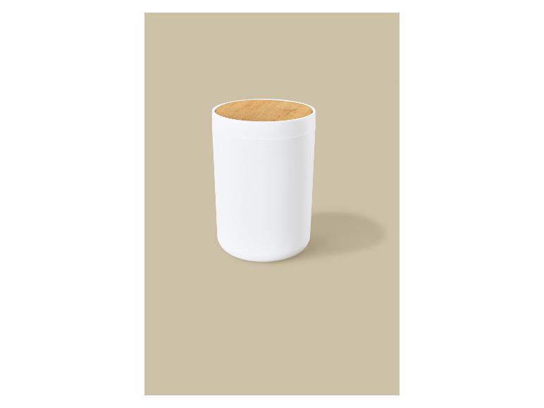 Récipient blanc avec couvercle en bois sur fond beige