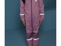 Une combinaison de pluie pour enfant de couleur violette avec des détails réfléchissants.