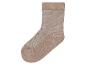 Une paire de chaussettes beiges avec des côtes.