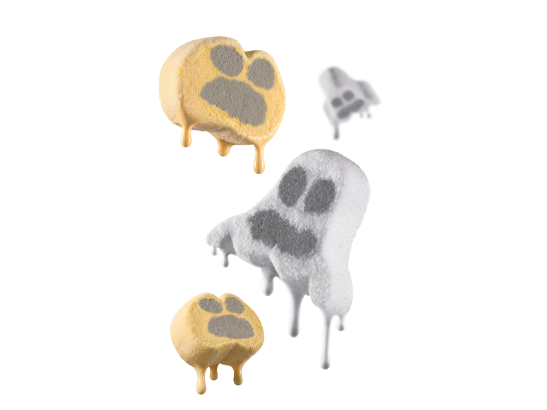 Glace fondante en forme de patte et de fantôme avec de la vapeur sur fond noir.
