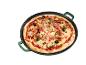 Pizza au jambon, champignons, olives et romarin dans une poêle de cuisson verte