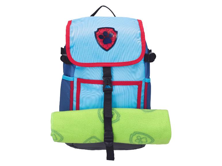 Sac à dos bleu avec bordure rouge et couverture verte roulée attachée